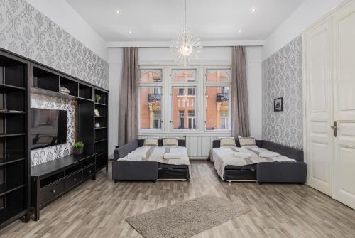 ブダペストにあるReal Apartments Semmelweisのリビングルーム(ベッド2台、暖炉付)