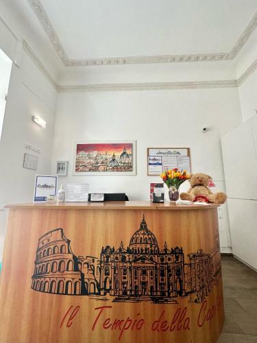ein Teddybär auf einem Tresen in einem Zimmer in der Unterkunft Il Tempio Della Capitale in Rom