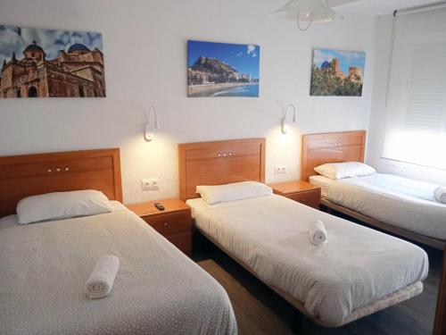 una camera d'albergo con due letti e due finestre di San Francisco ad Alicante