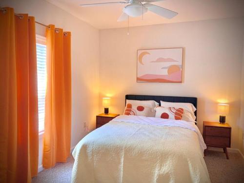 - une chambre avec un lit, deux lampes et un ventilateur de plafond dans l'établissement Beach perfect getaway 2 bedroom apartment, à Rehoboth Beach