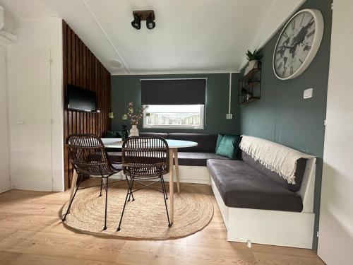 Gallery image of Chalet 582 op Recreatiepark de Wielen in Sint Maarten