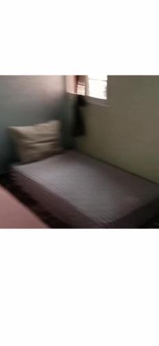 uma imagem desfocada de uma cama num quarto em Tichka em Uarzazate