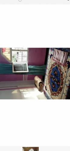 um quarto com uma cama e uma janela e uma janela em Tichka em Uarzazate