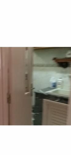 uma imagem desfocada de uma cozinha com um balcão em Tichka em Uarzazate