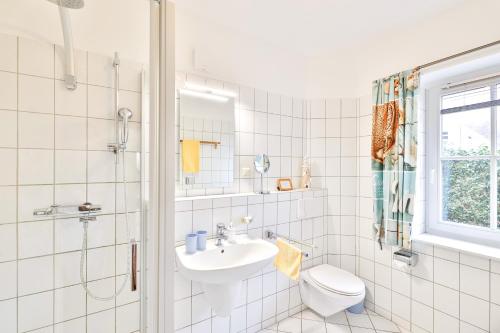 施特拉爾松德的住宿－Ferienhaus 1 Fuchsweg，白色的浴室设有卫生间和水槽。