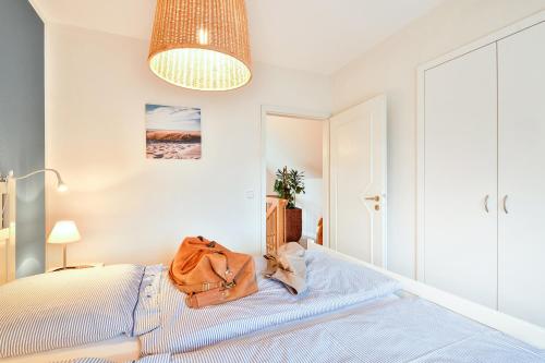 ein Schlafzimmer mit einem Bett und einer Handtasche darauf in der Unterkunft Ferienhaus 1 Fuchsweg in Stralsund