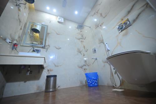 穆札夫法爾普爾的住宿－ROYAL MANSION，一间带水槽、卫生间和镜子的浴室