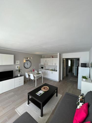 un soggiorno con divano e tavolo di The Colors House, 226 - Private Apartment a Costa Teguise