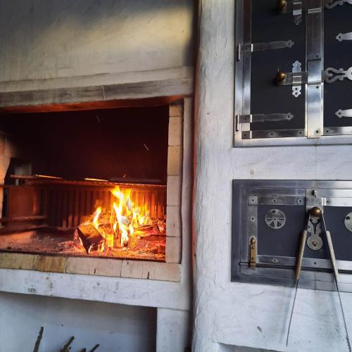 a oven with a fire in it at Chalupa u rybára s Wellness a detským ihriskom in Liptovský Trnovec
