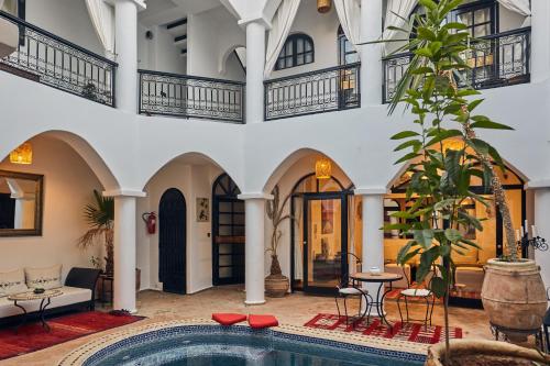 een binnentuin met een zwembad in een huis bij Riad Eldar in Marrakesh