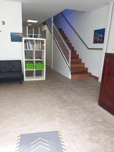 uma sala de estar com uma escada e um tapete em Albergue Monterrey em Santiago de Compostela