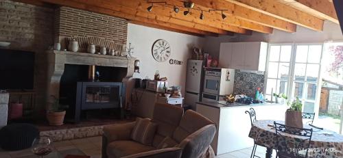 Il dispose d'une cuisine et d'un salon avec une table et une cheminée. dans l'établissement La maison de Marie, à Verteuil-sur-Charente