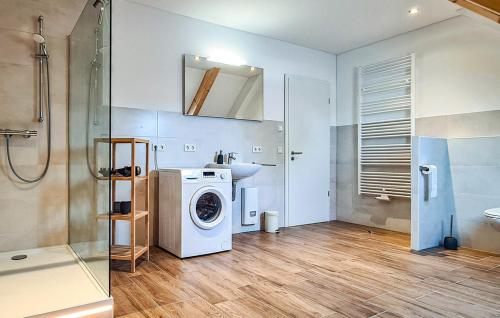 een badkamer met een wasmachine en een wastafel bij Ferienhaus Zirtow bei Wesenberg in Mirow