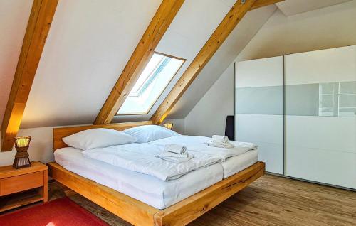 a bedroom with a large white bed with a window at Ferienhaus Zirtow bei Wesenberg in Mirow