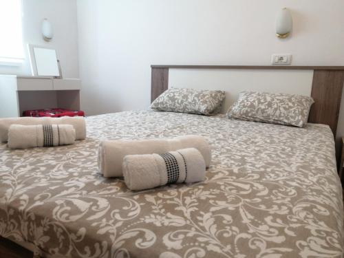 ラバックにあるApartment Layla - Intermezzo with sea view in center of Rabacの枕が2つ置かれたベッドのある寝室