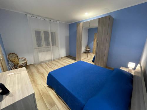 1 dormitorio azul con 1 cama azul en una habitación en “I Niputeddi”, en Nicolosi