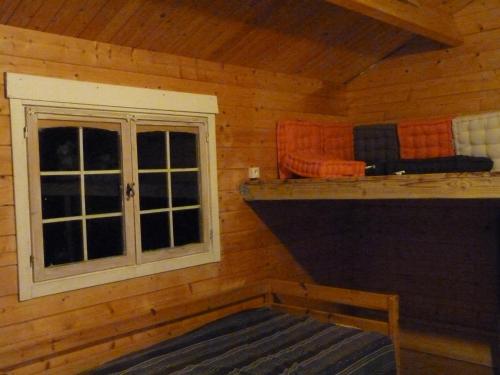 a room with a bed and a window in a cabin at Chalet en bois en pleine Nature 4 personnes 3 lits Aventure Bien être et NAture Ferme Peyrot 64 in Vielleségure