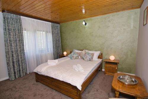 カリマネシュティにあるMotel Seacaのベッドルーム1室(ベッド1台、白いタオル2枚付)