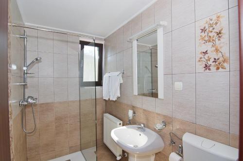 カリマネシュティにあるMotel Seacaのバスルーム(洗面台、トイレ、シャワー付)