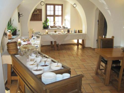 una cucina con tavolo, ciotole e piatti di Schloss Schänke garni a Bautzen