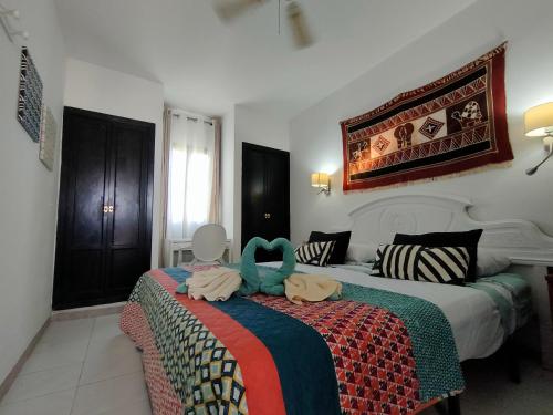 Un dormitorio con dos camas con toallas encima. en Casa Lila Montecastillo J9, en Caleta de Fuste