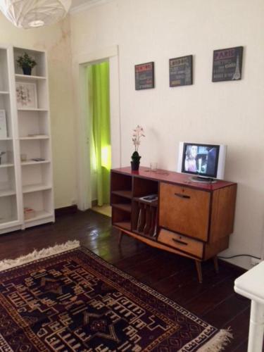 sala de estar con escritorio y puerta verde en Flat in Bairro Alto, en Lisboa