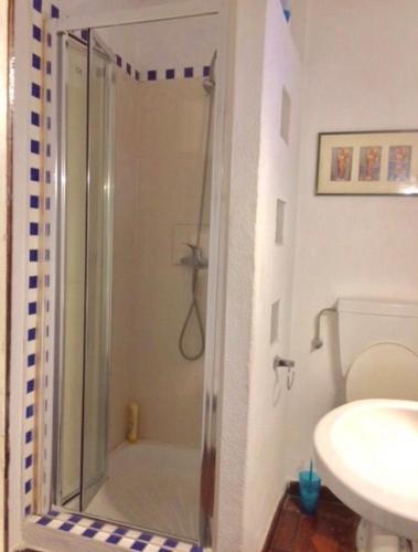 y baño con ducha y lavamanos. en Flat in Bairro Alto, en Lisboa