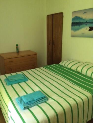 1 dormitorio con 1 cama con 2 toallas en Flat in Bairro Alto, en Lisboa