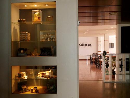 una vista de una tienda con una mesa en una habitación en Hotel Eumesa, en Puentedeume