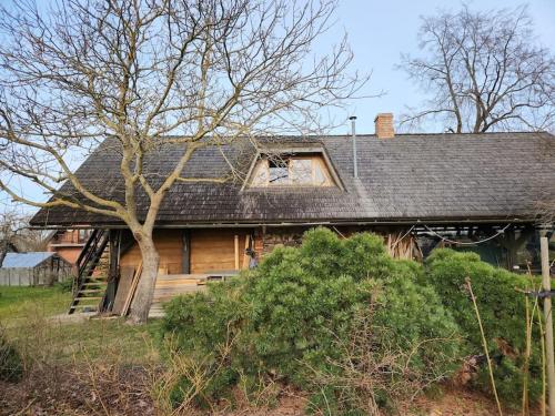 uma casa com uma janela do lado dela em Pirts māja em Engure