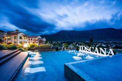 Басейн в Toscana Town Square Suites або поблизу