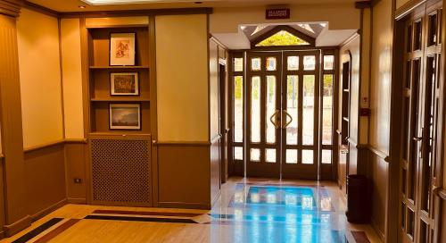 un couloir avec une porte menant à une chambre dans l'établissement Albergo Ristorante Belsito, à Fiuggi