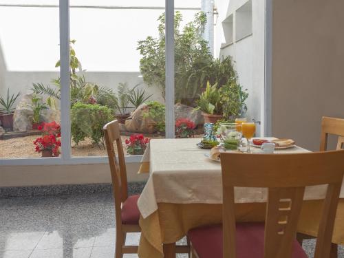 - une table avec de la nourriture et du jus d'orange dans l'établissement El Pinche de Oro, à Benicarló