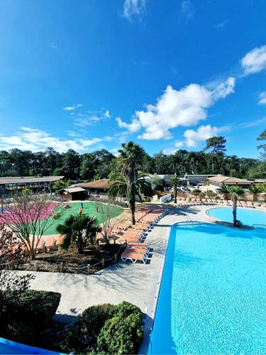 une vue sur la piscine d'un complexe hôtelier dans l'établissement Mobilhome climatisé 6 psn, à Lège-Cap-Ferret