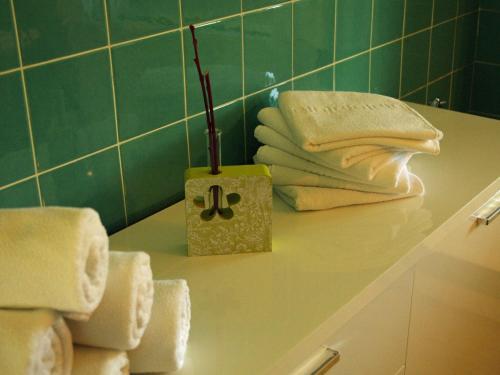Un mostrador de baño con toallas y una vela. en Neuhäusl in Brandenberg with a sauna and a wonderful view, en Brandenberg