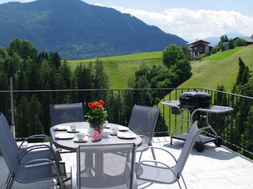 Ein allgemeiner Bergblick oder ein Berglick von des Ferienhauses aus