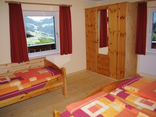 Neuhäusl in Brandenberg with a sauna and a wonderful view tesisinde bir odada yatak veya yataklar