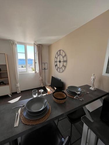 une table de salle à manger avec des assiettes et des plats dessus dans l'établissement Studio centre historique vue Mer, à Sainte-Maxime