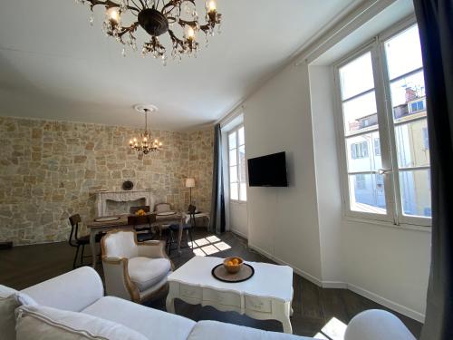 un salon avec un lustre et une table dans l'établissement HEART OF OLD TOWN - BEACH 150m & PALAIS DES FESTIVALS 600m, à Cannes