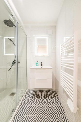 une salle de bain avec douche et lavabo dans l'établissement @ I LOVE BG @ proche gare et centre historique, à Brive-la-Gaillarde
