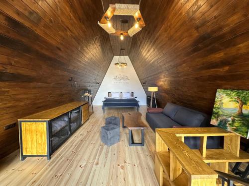 uma vista superior de uma sala de estar numa tenda em Cottage GarShemo Kazbegi em Kazbegi