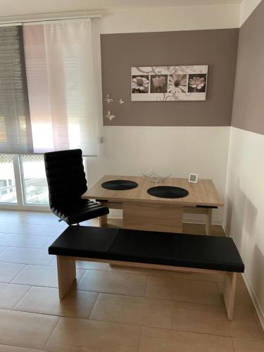 a desk and a chair in a room at MR Ferienwohnung - Wohnung Borsum 