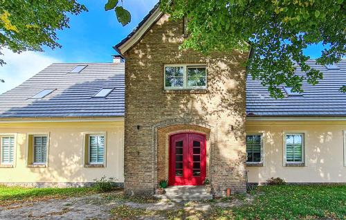 a brick house with a red door at Ferienwohnung Röbel in Zirtow in Wesenberg