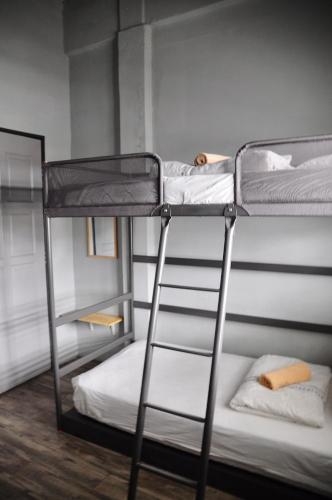 Katil dua tingkat atau katil-katil dua tingkat dalam bilik di GRAYHAUS SOHO Ipoh