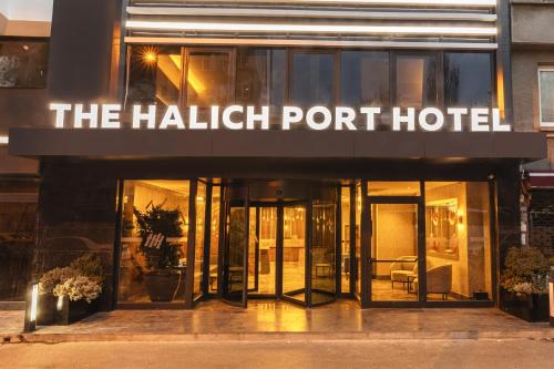 ein Hotel mit einem Schild, das das Hotel liest in der Unterkunft Csk The Halich Port İstanbul in Istanbul