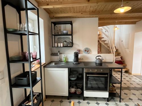 eine Küche mit Spüle und Herd im Zimmer in der Unterkunft Stadthaus Usedom in Usedom Town