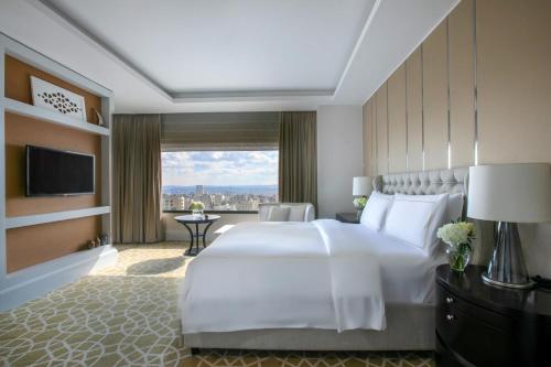 Una cama o camas en una habitación de Fairmont Amman
