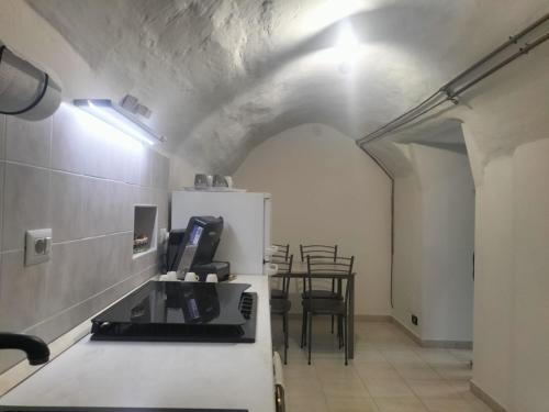 eine Küche mit einem Kühlschrank und einem Tisch mit Stühlen in der Unterkunft Casa di Aurora in Guidonia