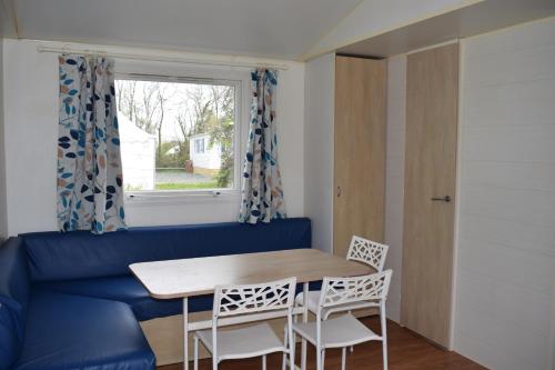 a small dining room with a table and chairs at Camping du Creulet in Crouay