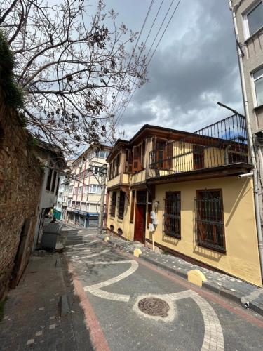 uma rua vazia numa cidade com edifícios em İnkaya hotel em Yıldırım